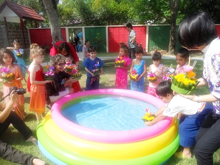 EY3 and Y1 children prepare to ‘loy’ their krathongs.