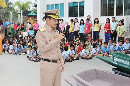 General Chainarong Jareonrak speaks about his appreciation to all who took part in the giving.