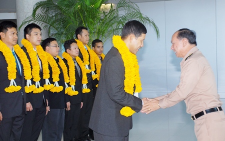 Vice Adm. Pojna Phuakpong greets Rear Adm. Tanin Likitwong at Suvarnabhumi International Airport. 
