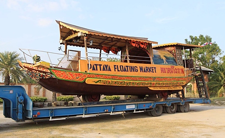 The Pattaya Floating Market has donated their Chinese junk cum amphibious vehicle to rescue workers dealing with flooding in Bangkok. 