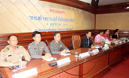 Public servants and private business owners join hands to try and boost spread the word that Pattaya isn’t flooded and is still a preferred holiday destination. 