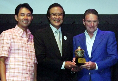 American tennis legend Jimmy Connors (right) receives an Asia Pacific Excellence in Sports Award from Akapol Sorasuchart, President of the Thailand Exhibition and Conference Bureau, as Pattaya Mayor Ittiphol Khunplome looks on.