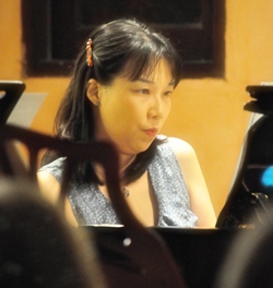 Jun Komatsu plays pianoforte.