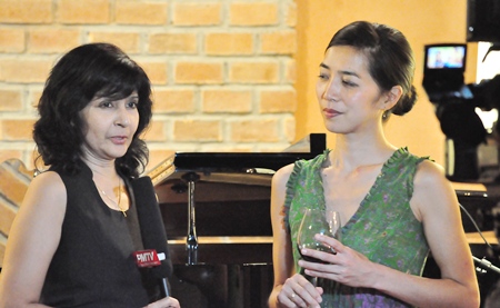 Su K (left) talks to violists Yukiko Ogura.