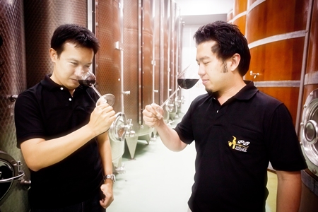 Prayut Piangbunta (left), Director of Khao Yai Winery & Chief Winemaker with Joolpeera Saitrakul, Assistant Winemaker, putting their noses to work. 