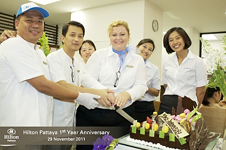 Hilton Pattaya recently celebrated its first birthday by offering all guests dining at either Edge or Flare with a glass of champagne on their arrival, a slice from a huge birthday cake, and a chance to win one of 365 great prizes - one for each day that the hotel has been opened for operation. Loads of prizes were won including 5 vouchers of a night in one of our wonderful Grand Ocean Suites. The happy event was led by Peta Ruiter, director of business development then followed by a night filled with celebration.