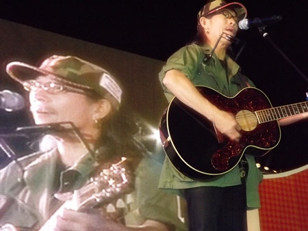 Ad Carabao sings “Pra-Phu-Pid Thong Lang Phra,” or “His Majesty the King, the humble giver of unbounded benevolence”, the song he penned in honor of HM the King.