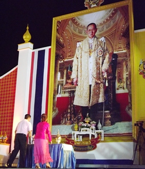 Elfi Seitz (right) from Pattaya Blatt and Kamolthep Malhotra (left), representing Pattaya Mail Media Group, symbolically present Pumngern (silver) and Pumthong (gold) ornaments to HM the King.