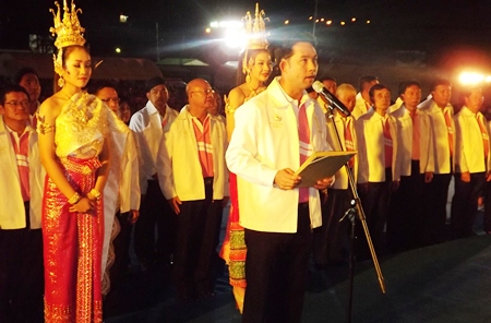 Mayor Itthiphol Kunplome reads humble best wishes for HM the King’s Royal Birthday.