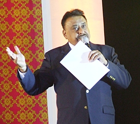 Pratheep ‘Peter’ Malhotra, managing director of Pattaya Mail Media Group, emcees the English language part of the evening. 