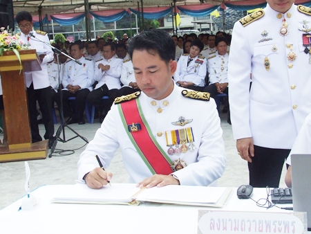 Mayor Itthiphol Kunplome signs his name to the wish book for HM the King’s birthday.