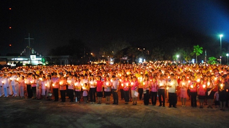 Thousands of people in Sattahip take part in the candlelight ceremony.