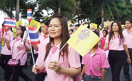 Thousands of Pattaya citizens wear pink in honor of HM the King’s birthday.