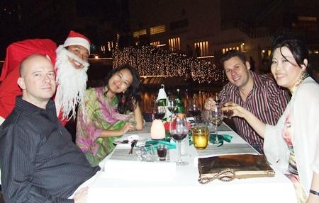 Santa pays a visit to a fun table during the Pullman Pattaya Aisawan Resort and Spa’s celebrations of Christmas.