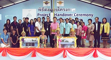 Hard Rock management and staff pose with teachers and students for a commemorative photo during the handover ceremony.