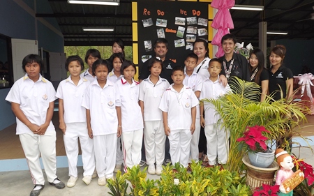 Tony Malhotra, deputy MD of Pattaya Mail joins the  band members and  students in the ceremony.
