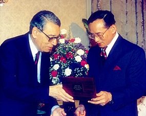 H.E. Boutros Boutros-Ghali presents a gift to H.M. the King, Chitralada Palace, 10 Apri 1993