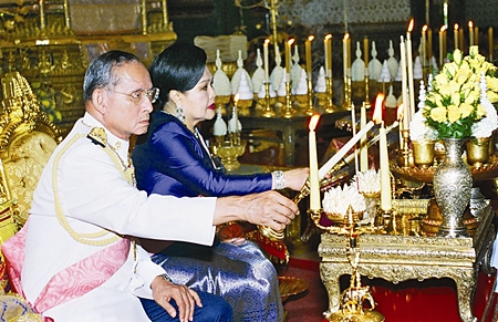 His Majesty King Bhumibol Adulyadej and Her Majesty Queen Sirikit attend a merit making ceremony for deceased royal family memebers at the Audience Hall of Amarindra Vinitchai at the Royal Palace, Bangkok June 8, 2006.  