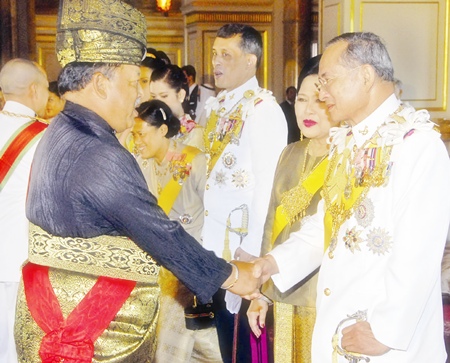 His Majesty the King is congratulated by Malaysian King Syed Sirajuddin Putra Jamalullail as HM Queen Sirikit looks on at the Ananda Samakhom Throne Hall in Bangkok Monday, June 12, 2006.