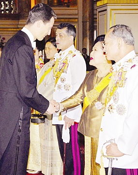 His Majesty the King looks on as Prince Alois of Liechteinstein greets HM Queen Sirikit at the Ananda Samakhom Throne Hall in Bangkok Monday, June 12, 2006.