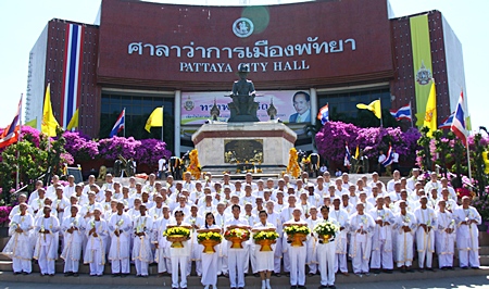 Mayor Itthiphol Kunplome and friends gather over 100 novice monks in front of City Hall in honor of HM the King’s birthday. 
