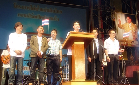 Mayor Itthiphol Kunplome, Chalerm Petthong, and Long Longlai preside over the opening of the concert. 