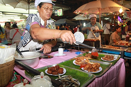 A market vendor serves up some fresh local food at Naklua’s 3rd new Walking Street project. 