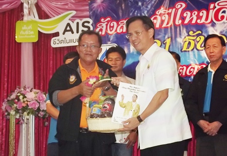 EMTA President Phadungsak Tontraworasit (left) accepts a bouquet from Chonburi Deputy Gov. Pongsak Preechawit at the annual party. 