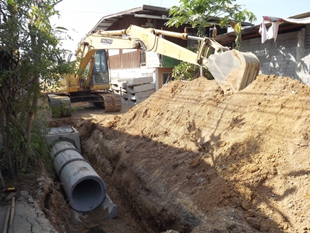 A new drainage system on sois 5, 7 and 9 in Naklua’s Ton Krabok neighborhood will cost the city about 3 million baht each. 