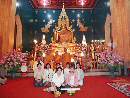 Pattaya’s Diana Group offers robes to monks at Wat Thai Bodhi Gaya.