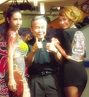 Royal Garden Managing Director Supadit Maneeratjarusri (center) poses with Athma “Bowie” Chiewanitpan (right) and a sexy model, the latter two showing off the body paint artwork they were given at the festival. 