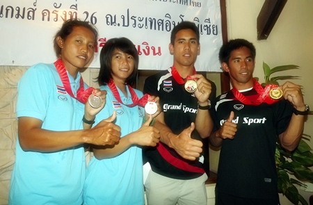 (Left-right) Naphalai Thansai, Siriporn Kaewduangngam, Aek Bunsawat and Navin Singhsat proudly show their medals won at the 26th SEA Games in Indonesia. 