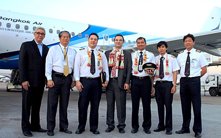Prote Setsuwan (left), vice president of marketing, Ping Na Thalang (2nd left), vice president for information systems, Christophe Clarence (4th left), senior vice president of maintenance & engineering and Capt. Saravoot Thonglek (right), assistant vice president flight operations. 