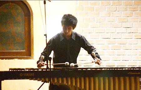 Young Thai musician Pongsakorn Lertsakorakul gave a virtuoso performance on the marimba.