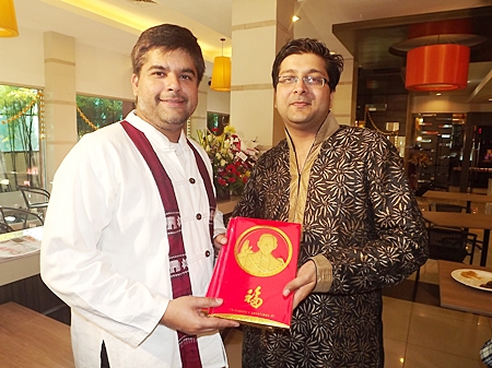 Tony Malhotra (left), Deputy MD of Pattaya Mail, congratulates Gaurav Kejriwal on the official opening of the well-known Saras Indian Vegetarian Restaurant at the Sun City Hotel Pattaya recently. 