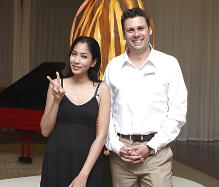 Clinton Lovell, General Manager of Pullman Pattaya Aisawan is charmed by actress and super model Paeng - Panchanida Seesamran on her recent visit for a fashion shoot at the hotel.