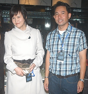 Bundarik Kusolvit, president of the Thai Hotels Association - Eastern Chapter has her picture taken with Mayor Itthiphol.