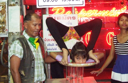 A young contortionist amazes Walking Street visitors.