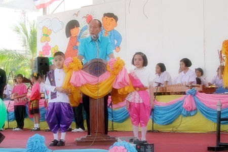 Chonburi Gov. Khomsan Ekachai recites the Prime Minister’s message of “Unity, knowledge, and wisdom, whilst preserving Thai identity and learning technology” at Chonburi’s grand Children’s Day celebrations.