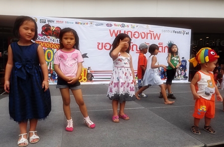 Little ones do their best singing star imitations on the Central Festival Pattaya Beach stage.