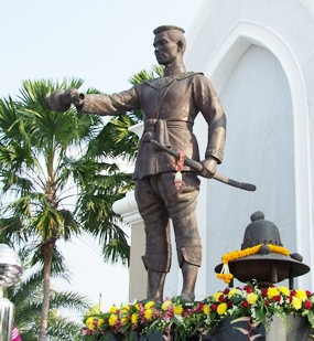 King Naresuan Victory Monument stands tall at the 21st Infantry Regiment. 