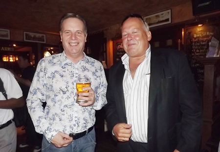 Simon Matthews (left) (Manpower Group) enjoys a drink with Russell Winn (Achieve Global Thailand).v