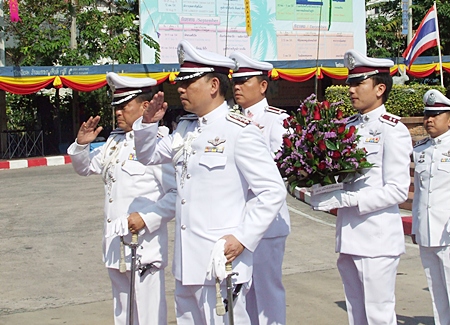 Banglamung police superintendent Col. Somnuk Chanket (left) and Pattaya police superintendent Pol. Lt. Col. Nanthawut Suwanla-Ong (front right) salute Pattaya’s Founding Father.