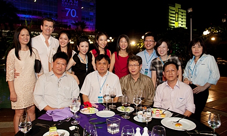 Dr. Thaweesak (2nd right), Dr. Ramin Yachkaschi (2nd left) with his wife (far left) and a few Thai dentists.