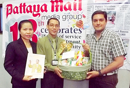 Nualchan Phuphaisit and Saming Suepsakun represent Sopin Thappajug, MD of the Diana Group in bringing her blessings and good wishes to our Pattaya Mail family.