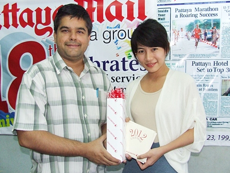 Suwanthep Malhotra, deputy managing director, receives a gift from Chitima Wattanacheep, Fuji Xerox Thailand Co. Ltd.