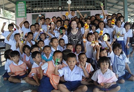 Achana Snitwongse Na Ayudhaya, the benevolent MD of the Montien Hotel, Pattaya travelled to Chantaburi province recently to visit the Baan Koh Pert School where she hosted lunch and donated stationery to the school children.