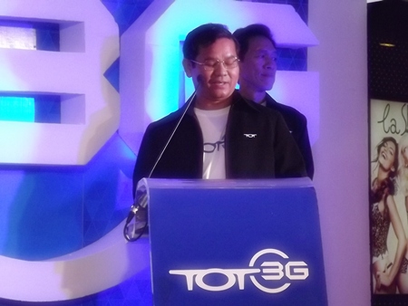 TOT Managing Director Prasong Praneetpolkrang announces the launch of the 3G data service in Pattaya. 