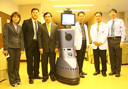 Officials at Bangkok Hospital Pattaya pose with the new Robo Doctor. 