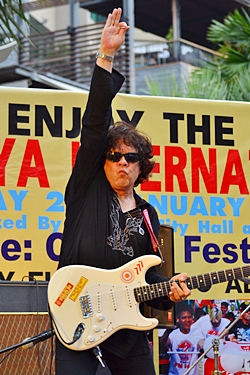 Jerry Carlson and his band entertain the crowds pre-race at the 4th International Pattaya Bed Race.